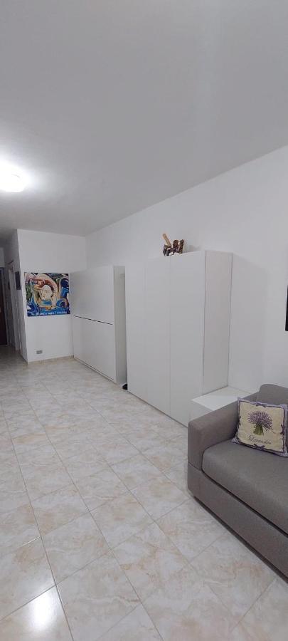 Ampio Monolocale Con Terrazzo - A 2 Passi Dal Mare Apartment Latte Ngoại thất bức ảnh